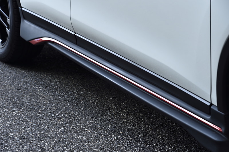 フロントアンダースポイラー、リアアンダースポイラー、サイドスカートをセットにした「エアロキット」は塗装済みで23万8000円（税別）