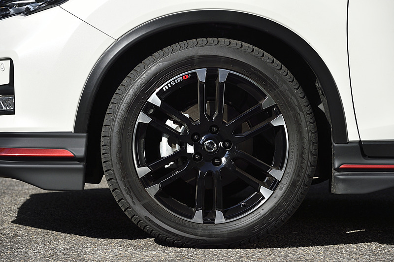 19インチホイールの「LMX6S」は4万8000円/本（税別）。足まわりも「スポーツサスペンションキット」（税別10万円）に変更され、車高が30mmローダウンしている