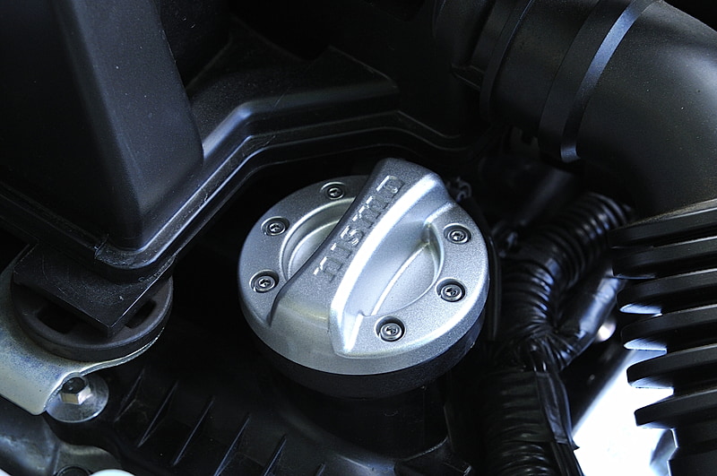 共通デザインを採用する「オイルフィラーキャップ」（左）は6200円（税別）、「フューエルフィラーキャップカバー」（右）は5500円（税別）。どちらも素材はアルミダイキャスト