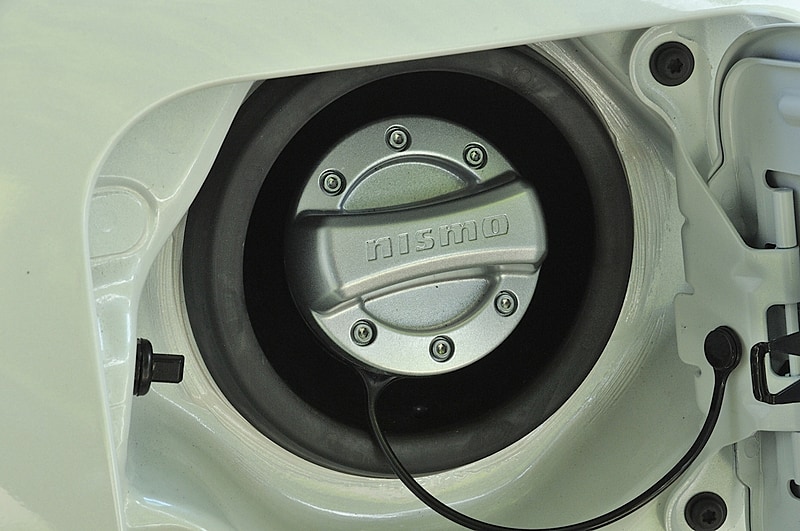 共通デザインを採用する「オイルフィラーキャップ」（左）は6200円（税別）、「フューエルフィラーキャップカバー」（右）は5500円（税別）。どちらも素材はアルミダイキャスト