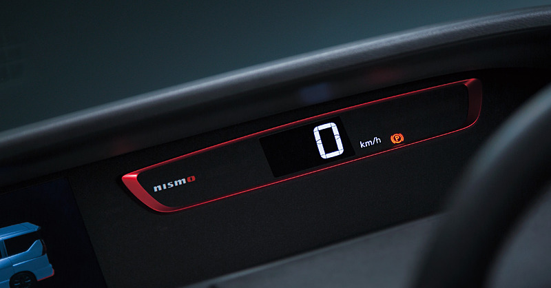 メーターまわりに赤い加飾やNISMOロゴが入る