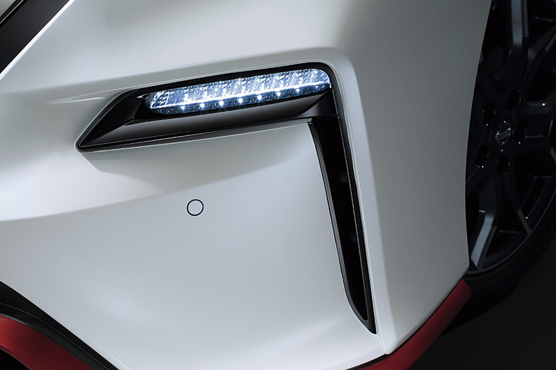 フロントバンパーにはタイヤまわりの乱流を防ぐことを目的にエアダクトが設けられる