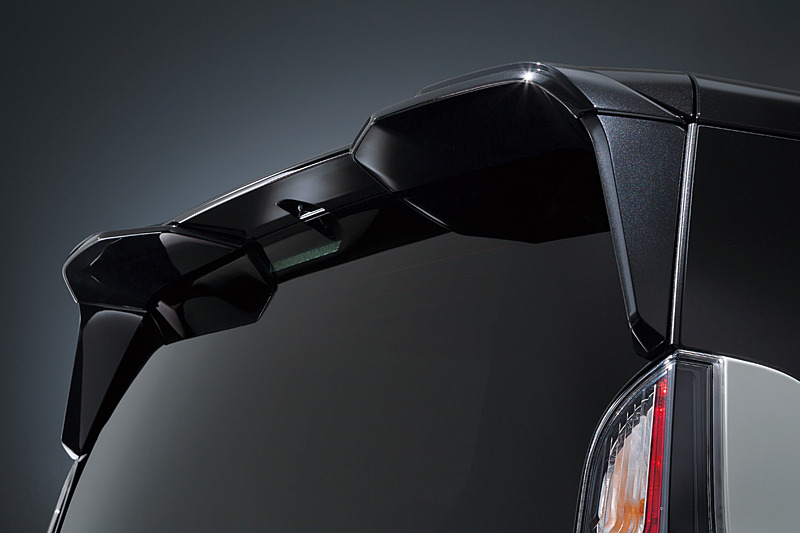 リアスポイラーも専用デザイン