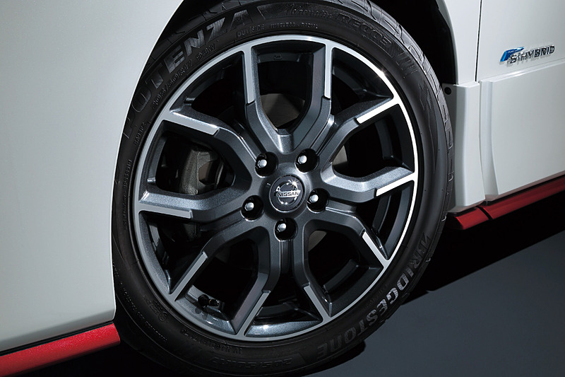 車高は専用サスペンション（スプリング、ショックアブソーバー、リア強化スタビライザー）により15mmローダウン。専用デザインの17インチアルミホイールにはブリヂストン「POTENZA Adrenalin RE003」が組み合わせられる