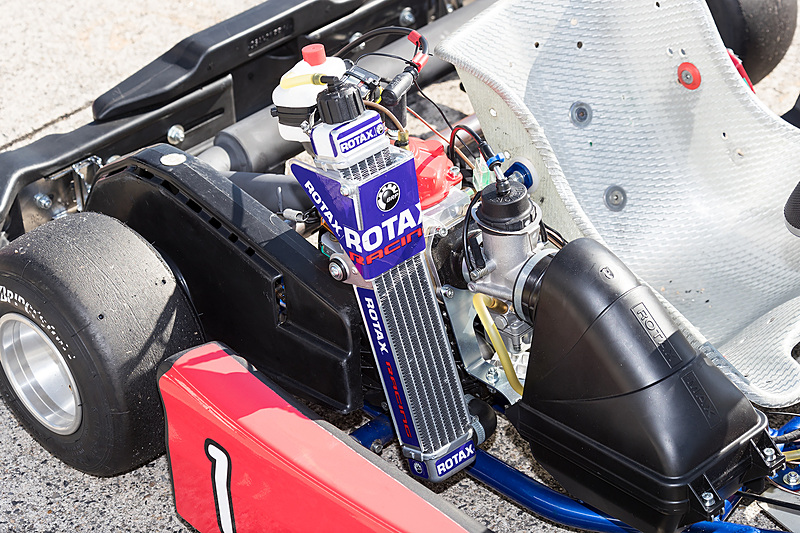 ROTAX「Micro Max」仕様はマフラー形状やラジエターサイズなどが異なる