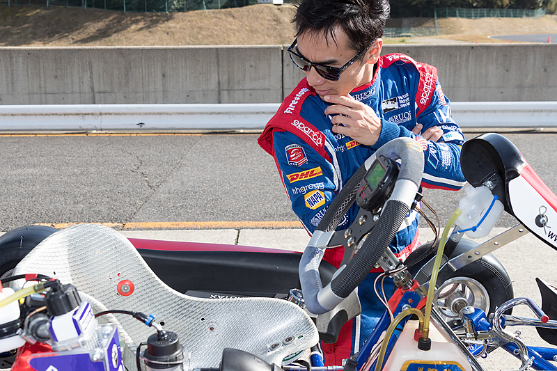 琢磨選手がチェック中