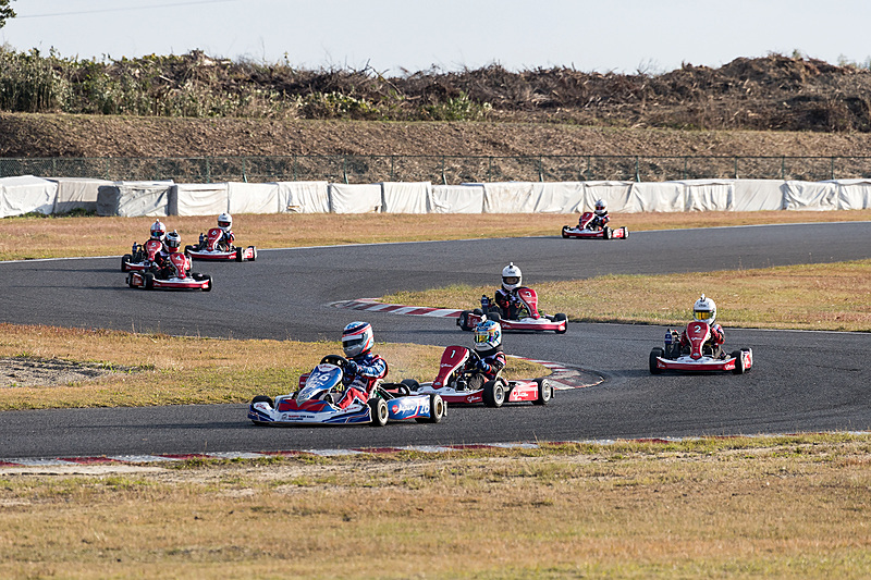 先導しながらライン取りを見せる