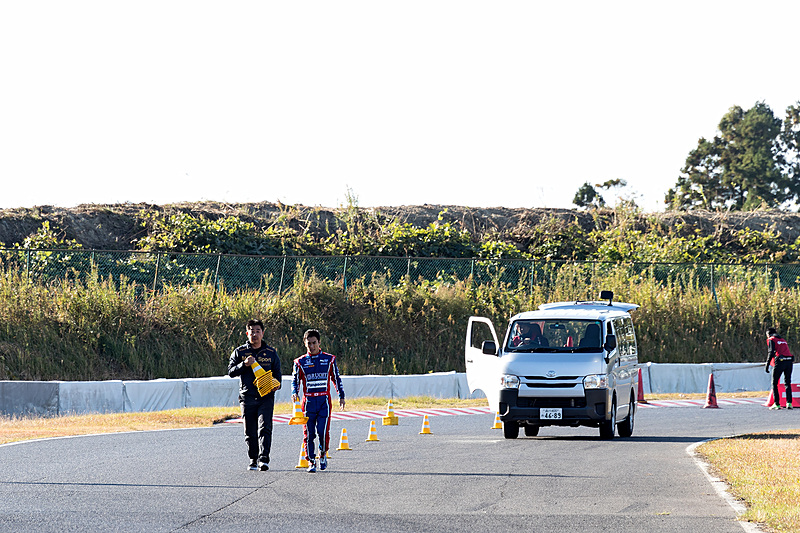 自らパイロンを置いてコース設定