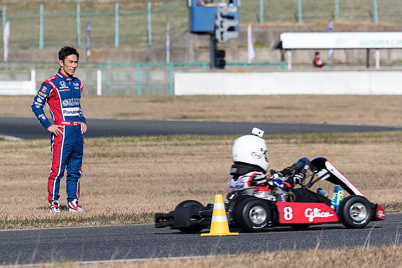 コースサイドで走りをチェック