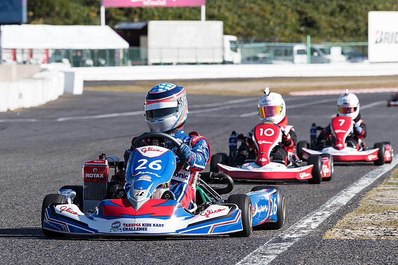 前や後ろにポジションを入れ替えてライン取りなどをレクチャー