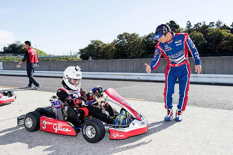 選手達をコースへ送り出す