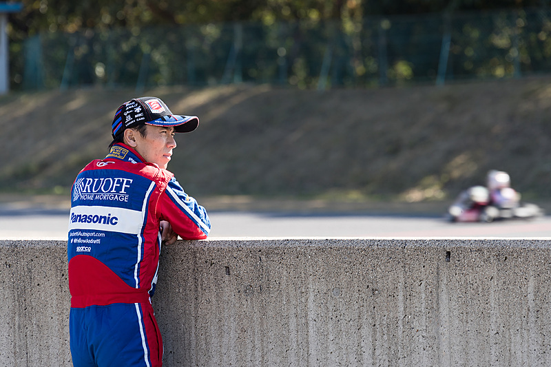 選手達の走りを見つめる