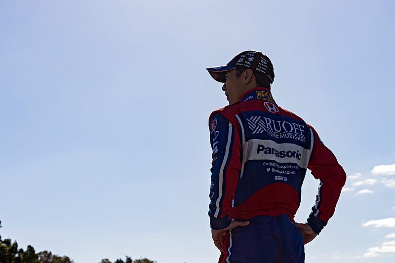 選手達の走りを見つめる