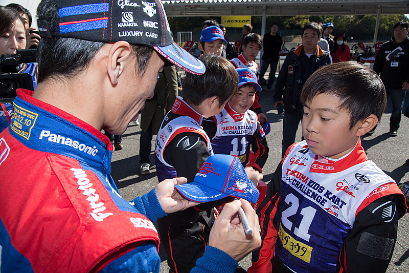 最後は帽子にサイン