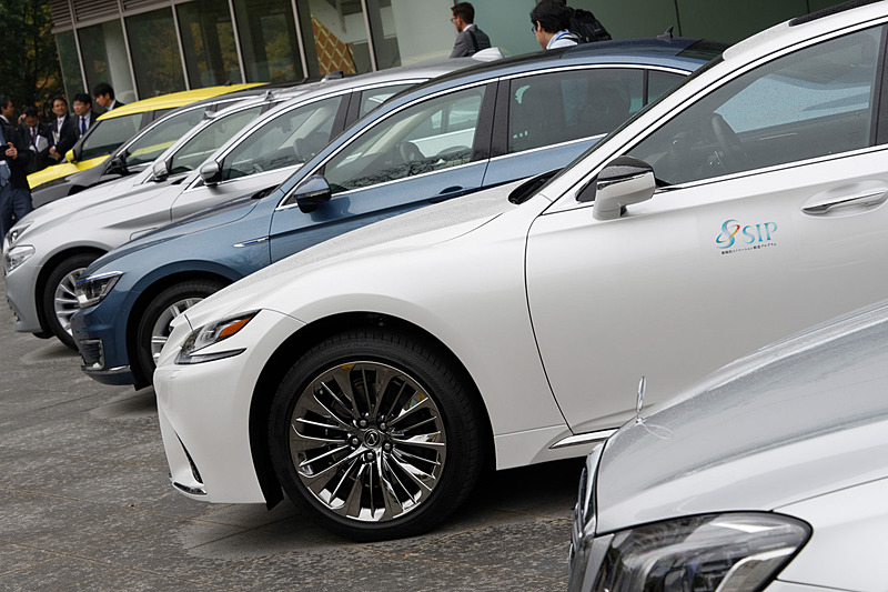 「SIP-adus Workshop 2017」の会場前に並べられた実証実験車や自動運転技術を備えたクルマ