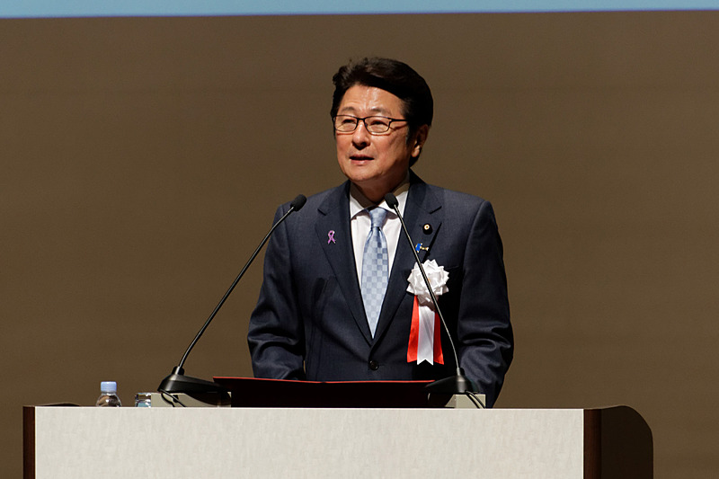 内閣府特命担当（科学技術政策）の松山政司大臣が登壇