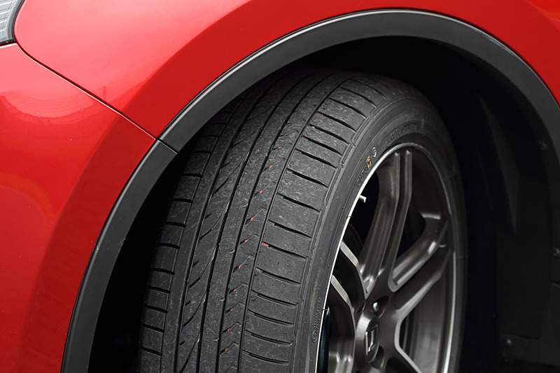 U6 GT220は足まわりに専用設計のビルシュタインサスペンションやレイズ製19インチアルミホイール、ブリヂストン「DUELER H/P」（225/45 R19）を装着