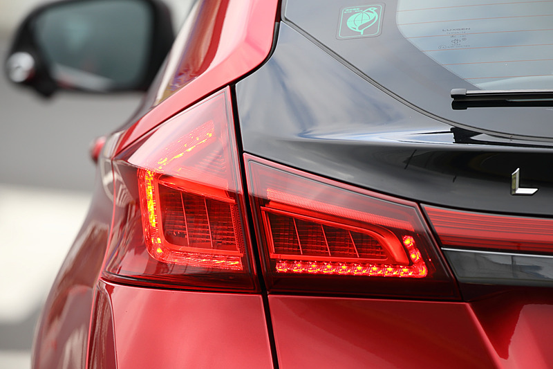 新開発となるLEDヘッドライト＆テールランプの点灯パターン。フォグランプも備わる