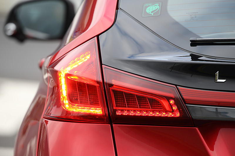 新開発となるLEDヘッドライト＆テールランプの点灯パターン。フォグランプも備わる