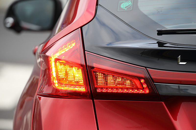 新開発となるLEDヘッドライト＆テールランプの点灯パターン。フォグランプも備わる