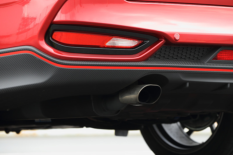 マフラーエンドは左側の1本出し