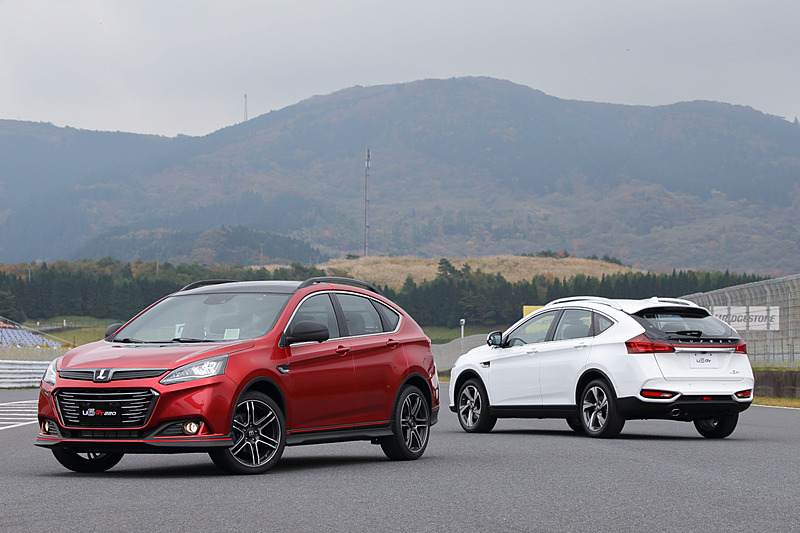 台湾LUXGEN「U6」シリーズがビッグマイナーチェンジを迎え、それに伴いオートポリスで試乗会が開かれた。今回のビッグマイナーチェンジにおいては東名エンジン、アイシン、ビルシュタイン、レイズ、ブリヂストンが開発に協力しているのが大きなトピックになっている。左はスポーツシリーズとして新設定された「U6 GT220」、右は標準車「U6 GT」