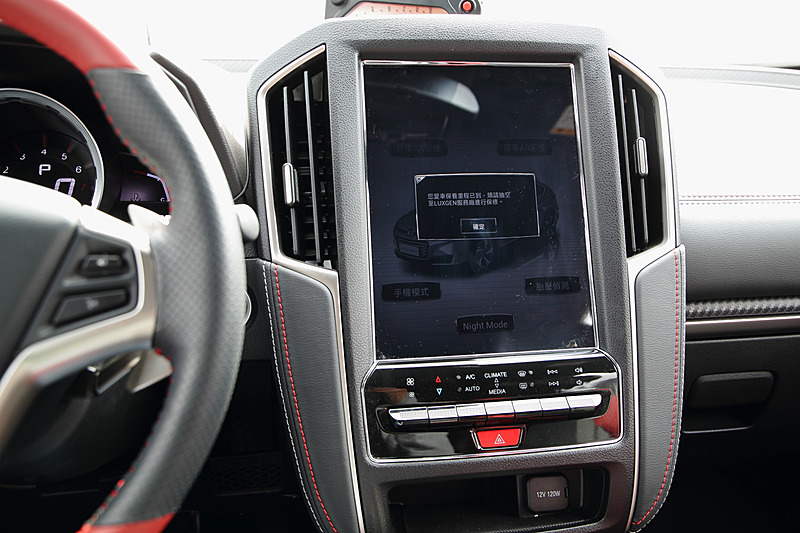 ブラックとレッドを基調としたスポーティな仕上がりのU6 GT220のインテリア。ビッグマイナーチェンジした今回のモデルでは、12インチの大型モニターをインパネ中央にレイアウトするとともに、高いサポート＆ホールド性と上質なフィット感を両立させた新開発のシートを装備する。ステアリングも新たに開発されたもの