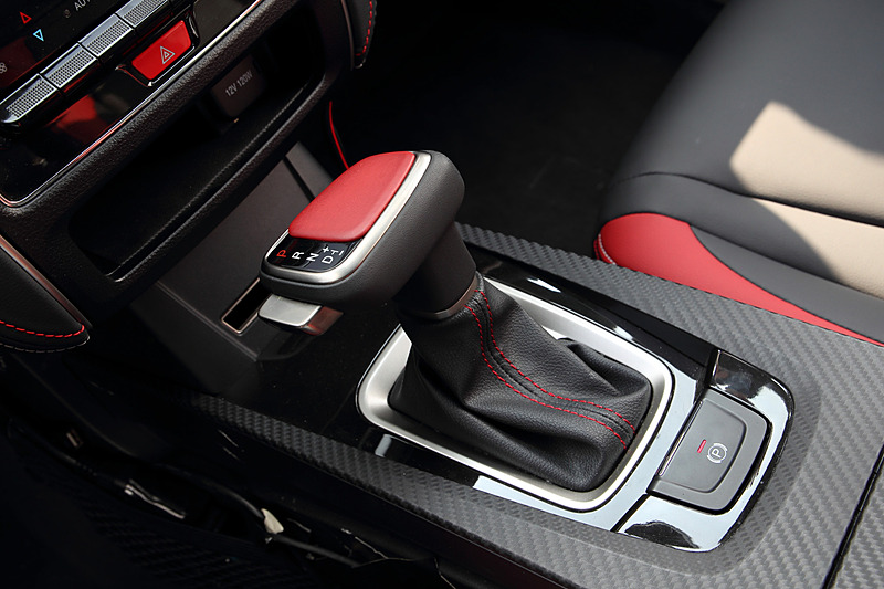 ブラックとレッドを基調としたスポーティな仕上がりのU6 GT220のインテリア。ビッグマイナーチェンジした今回のモデルでは、12インチの大型モニターをインパネ中央にレイアウトするとともに、高いサポート＆ホールド性と上質なフィット感を両立させた新開発のシートを装備する。ステアリングも新たに開発されたもの