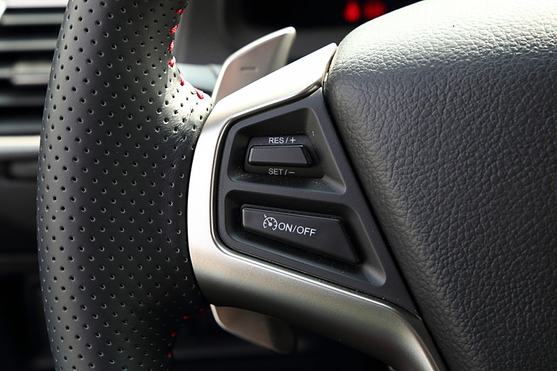 ブラックとレッドを基調としたスポーティな仕上がりのU6 GT220のインテリア。ビッグマイナーチェンジした今回のモデルでは、12インチの大型モニターをインパネ中央にレイアウトするとともに、高いサポート＆ホールド性と上質なフィット感を両立させた新開発のシートを装備する。ステアリングも新たに開発されたもの