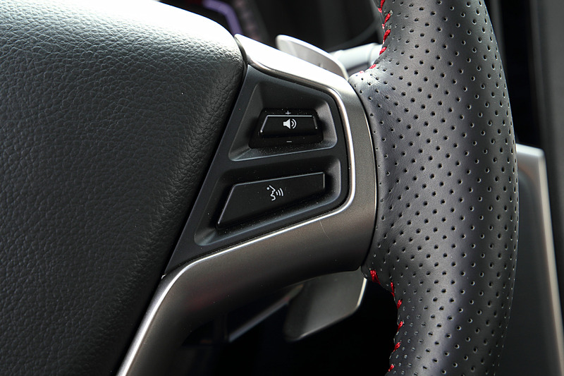 ブラックとレッドを基調としたスポーティな仕上がりのU6 GT220のインテリア。ビッグマイナーチェンジした今回のモデルでは、12インチの大型モニターをインパネ中央にレイアウトするとともに、高いサポート＆ホールド性と上質なフィット感を両立させた新開発のシートを装備する。ステアリングも新たに開発されたもの