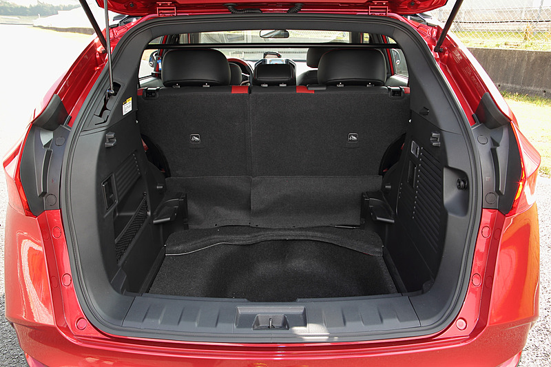 ブラックとレッドを基調としたスポーティな仕上がりのU6 GT220のインテリア。ビッグマイナーチェンジした今回のモデルでは、12インチの大型モニターをインパネ中央にレイアウトするとともに、高いサポート＆ホールド性と上質なフィット感を両立させた新開発のシートを装備する。ステアリングも新たに開発されたもの