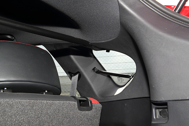 ブラックとレッドを基調としたスポーティな仕上がりのU6 GT220のインテリア。ビッグマイナーチェンジした今回のモデルでは、12インチの大型モニターをインパネ中央にレイアウトするとともに、高いサポート＆ホールド性と上質なフィット感を両立させた新開発のシートを装備する。ステアリングも新たに開発されたもの