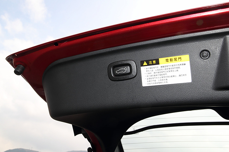 ブラックとレッドを基調としたスポーティな仕上がりのU6 GT220のインテリア。ビッグマイナーチェンジした今回のモデルでは、12インチの大型モニターをインパネ中央にレイアウトするとともに、高いサポート＆ホールド性と上質なフィット感を両立させた新開発のシートを装備する。ステアリングも新たに開発されたもの