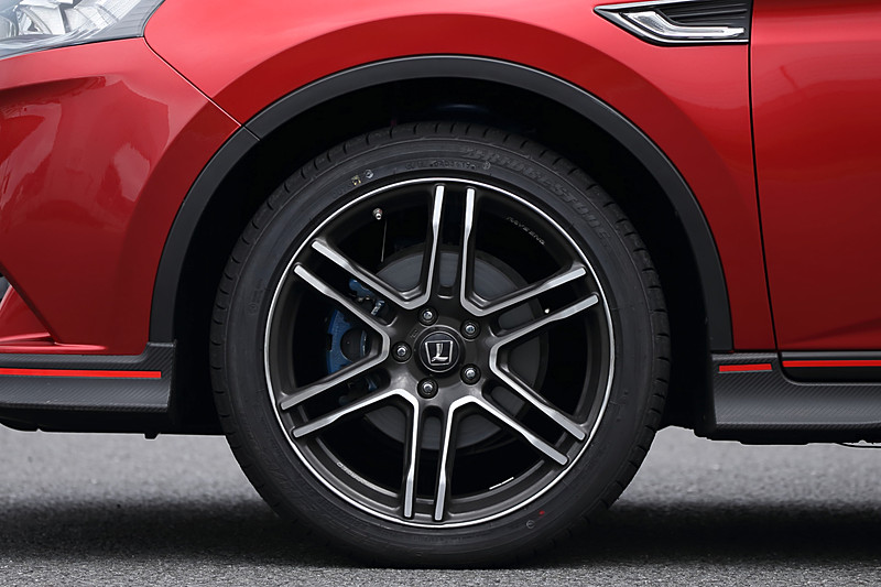 U6 GT220は足まわりに専用設計のビルシュタインサスペンションやレイズ製19インチアルミホイール、ブリヂストン「DUELER H/P」（225/45 R19）を装着