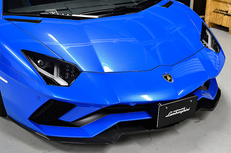 従来モデルの「アヴェンタドール」から空力性能をはじめエンジンおよびラジエター冷却の向上を図るべくフロントまわりのデザインを変更。リアまわりではブラックのディフューザーに垂直フィンを設定するとともに、可動式のアクティブリアウイングなどを搭載。こうした空力性能の改善により、アヴェンタドールからフロントのダウンフォースが130%、ダウンフォースの全体効率が50%(ウイングが最適な位置にある状態の場合)増加したという。ランボルギーニのシリーズ生産車として4輪ステアリングシステムを初採用したのもトピックの1つ。装着するピレリ「P ZERO」のサイズはフロントが255/30 ZR20、リアが355/25 ZR21