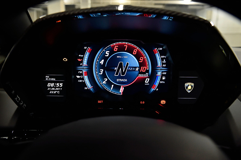 アヴェンタドール Sのインテリア。今回からドライビングモードに既存の「ストラーダ」「スポルト」「コルサ」に加え「エゴ」が追加された