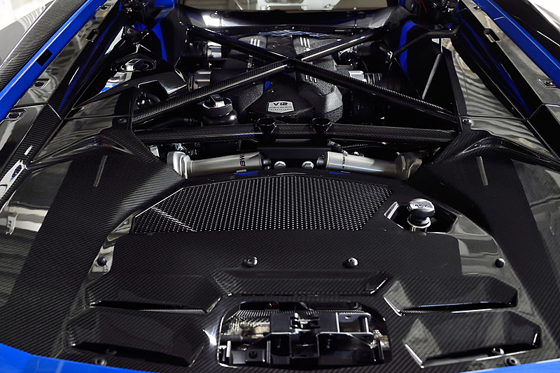 パワートレーンは最高出力544kW（740HP）/8400rpm、最大トルク690Nm/5500rpmを発生する自然吸気のV型12気筒6.5リッターエンジンにシーケンシャルトランスミッションの7速ISRの組み合わせ。最高速は350km/h以上、0-100km/h加速は2.9秒