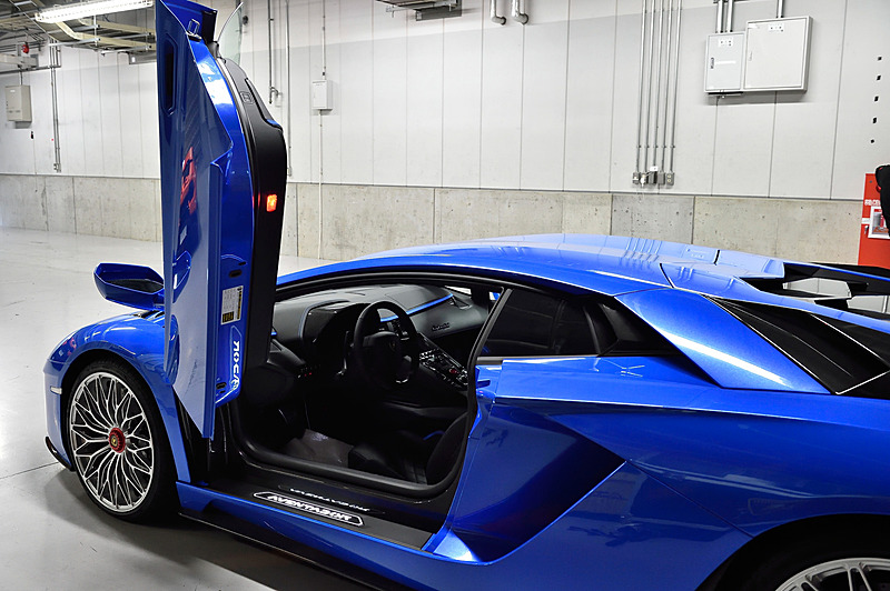 従来モデルの「アヴェンタドール」から空力性能をはじめエンジンおよびラジエター冷却の向上を図るべくフロントまわりのデザインを変更。リアまわりではブラックのディフューザーに垂直フィンを設定するとともに、可動式のアクティブリアウイングなどを搭載。こうした空力性能の改善により、アヴェンタドールからフロントのダウンフォースが130%、ダウンフォースの全体効率が50%(ウイングが最適な位置にある状態の場合)増加したという。ランボルギーニのシリーズ生産車として4輪ステアリングシステムを初採用したのもトピックの1つ。装着するピレリ「P ZERO」のサイズはフロントが255/30 ZR20、リアが355/25 ZR21