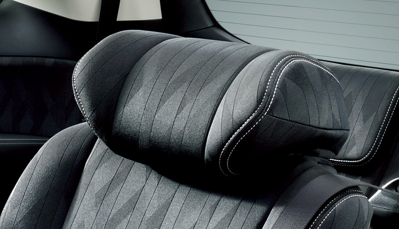 2列目プレミアムクレードルシートには大型ヘッドレストを採用するとともに、足下にはスマートフォンやペットボトルなどを収納できる小物入れを用意