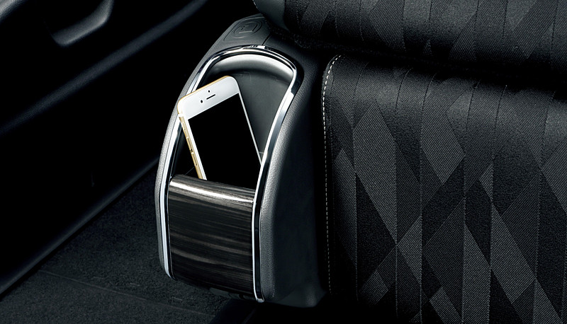 2列目プレミアムクレードルシートには大型ヘッドレストを採用するとともに、足下にはスマートフォンやペットボトルなどを収納できる小物入れを用意