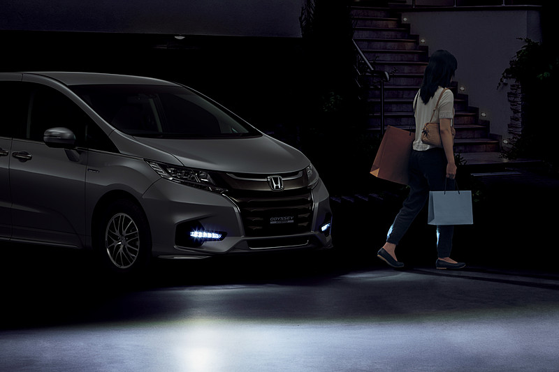 「オデッセイ」での「おもてなしフォグライトシステム」点灯イメージ