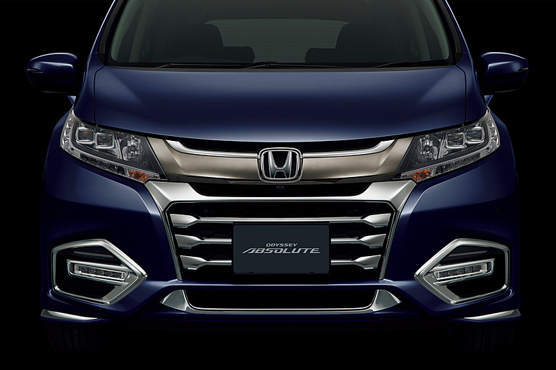 「フロントミドルグリル」と「フロントビームライトガーニッシュ」をセット装着した「エクステリアパッケージ」採用車のフロントマスク