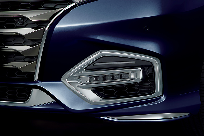 「フロントビームライトガーニッシュ」の「LED ビームライト」は、エンジン（パワー）スイッチと連動して点灯（右が点灯状態）