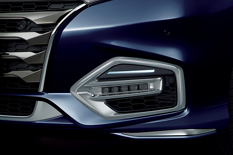 「フロントビームライトガーニッシュ」の「LED ビームライト」は、エンジン（パワー）スイッチと連動して点灯（右が点灯状態）