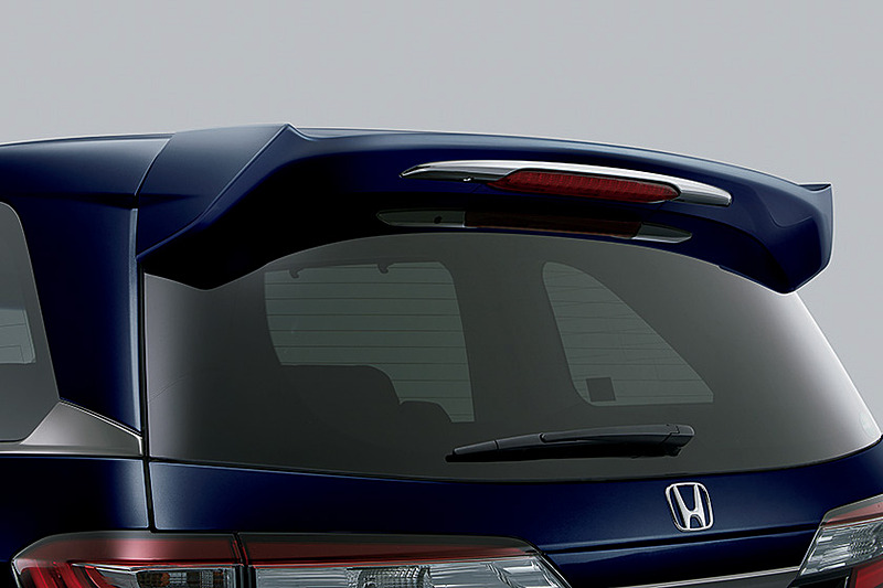 「テールゲートスポイラー」はハイマウントストップランプの周囲がクロームメッキ仕上げとなる