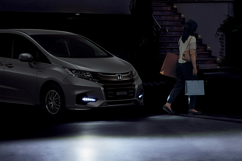 夜間の乗降時に足下を照らして安全性を高める「おもてなしフォグライトシステム」