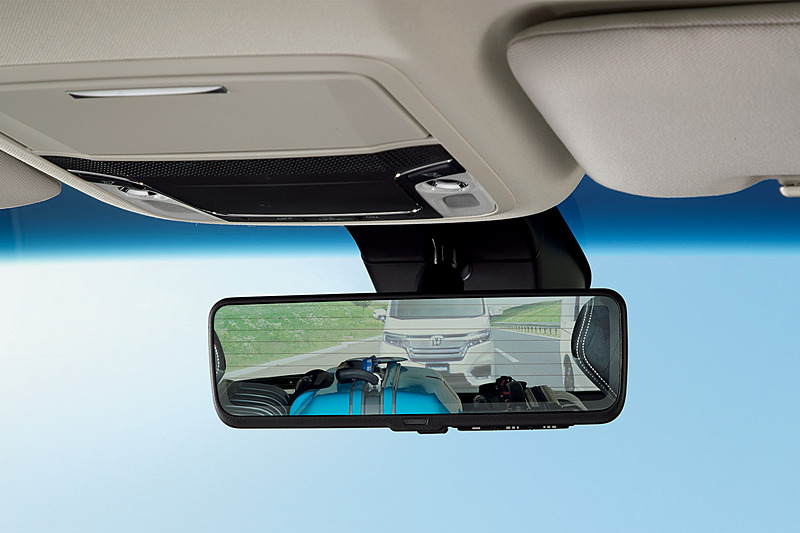 「アドバンスドルームミラー」は通常のミラー状態（左）のほか、ミラー下のレバー操作で表示をモニター状態（中央）に切り替え、多人数乗車にや大きな荷物をラゲッジスペースに載せているときもしっかりと後方確認できるようにする