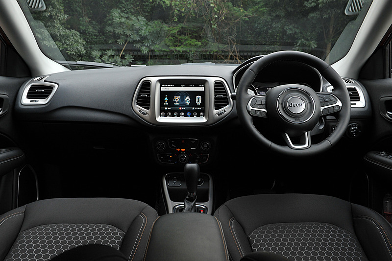 ファブリックシートを標準装備するLongitudeのインテリア。Apple CarPlayとAndroid Autoに対応する8.4インチオーディオナビゲーションシステムを採用するとともに、LongitudeとLimitedはフルカラー7インチマルチビューディスプレイ、革巻きステアリングホイールといった上級装備を標準装備する