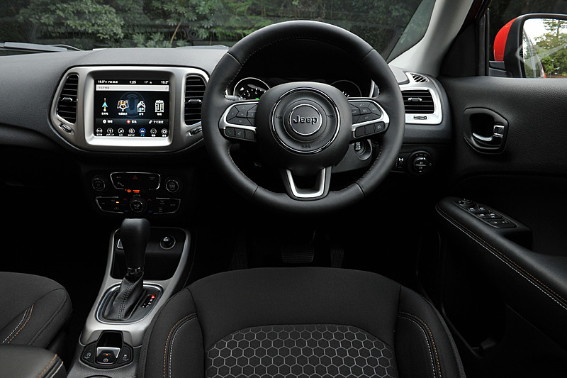 ファブリックシートを標準装備するLongitudeのインテリア。Apple CarPlayとAndroid Autoに対応する8.4インチオーディオナビゲーションシステムを採用するとともに、LongitudeとLimitedはフルカラー7インチマルチビューディスプレイ、革巻きステアリングホイールといった上級装備を標準装備する