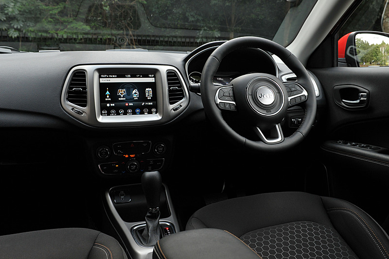 ファブリックシートを標準装備するLongitudeのインテリア。Apple CarPlayとAndroid Autoに対応する8.4インチオーディオナビゲーションシステムを採用するとともに、LongitudeとLimitedはフルカラー7インチマルチビューディスプレイ、革巻きステアリングホイールといった上級装備を標準装備する